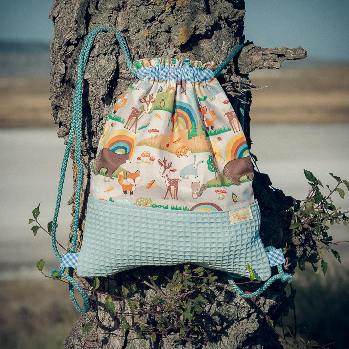 Mochila infantil pequeña de tela con estampado de animales del bosque hecha a mano.