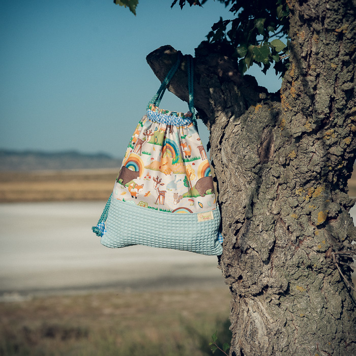 Mochila infantil pequeña de tela con estampado de animales del bosque hecha a mano.