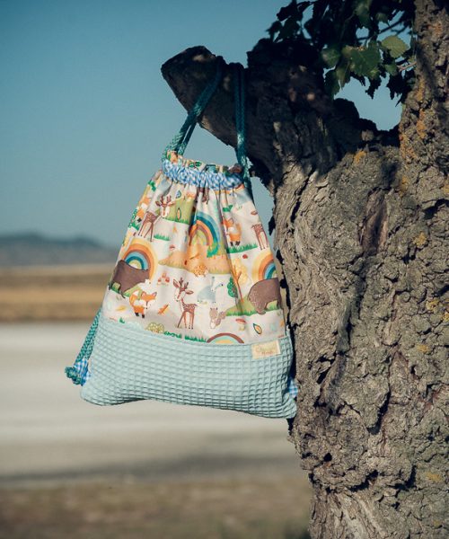 Mochila infantil pequeña de tela con estampado de animales del bosque hecha a mano.