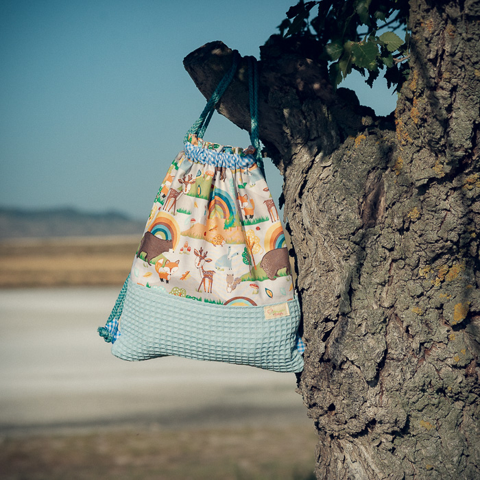 Mochila infantil pequeña de tela con estampado de animales del bosque hecha a mano.