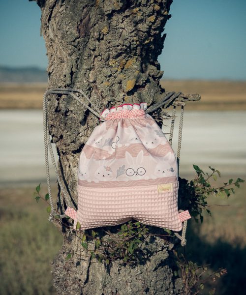 Mochila infantil pequeña de tela con estampado de conejitos dulces hecha a mano.