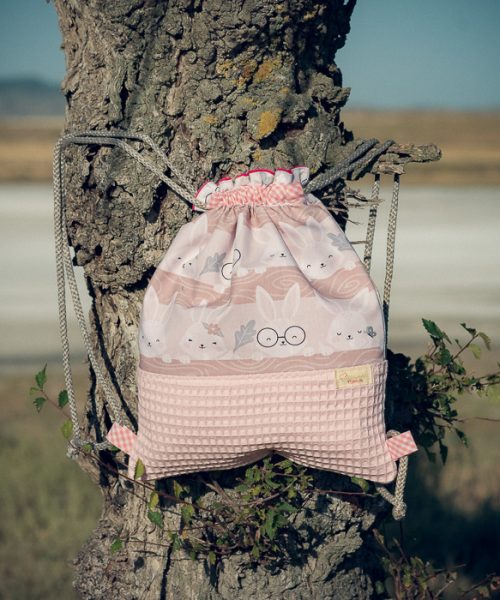 Mochila infantil pequeña de tela con estampado de conejitos dulces hecha a mano.