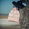 Mochila infantil pequeña de tela con estampado de conejitos dulces hecha a mano.