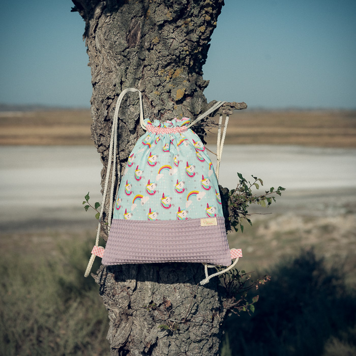 Mochila infantil grande de tela con estampado de unicornios sobre fondo azul hecha a mano.