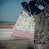 Mochila infantil grande de tela con estampado de unicornios sobre fondo azul hecha a mano.