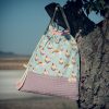 Mochila infantil grande de tela con estampado de unicornios sobre fondo azul hecha a mano.
