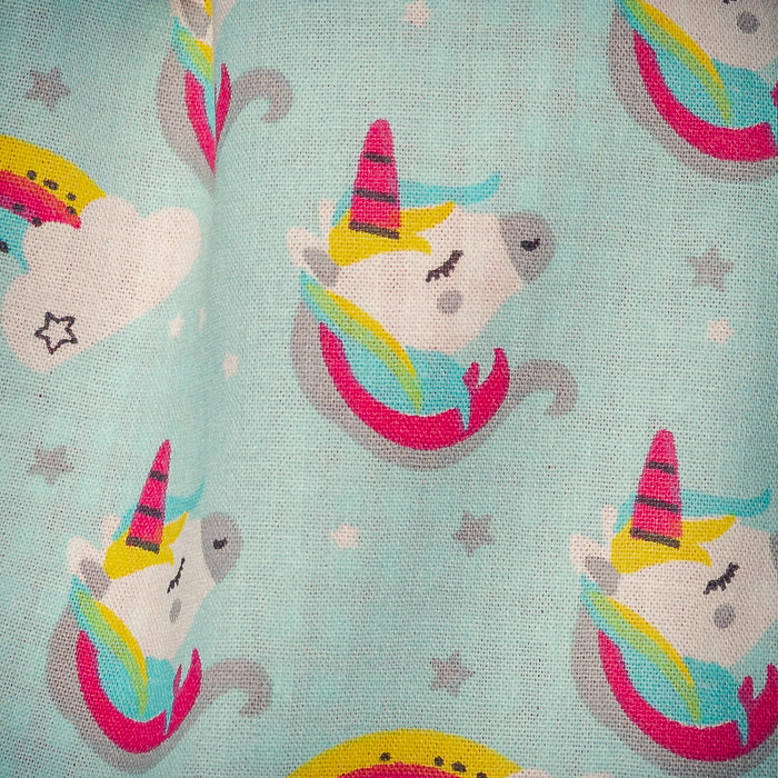 Mochila infantil grande de tela con estampado de unicornios sobre fondo azul hecha a mano.