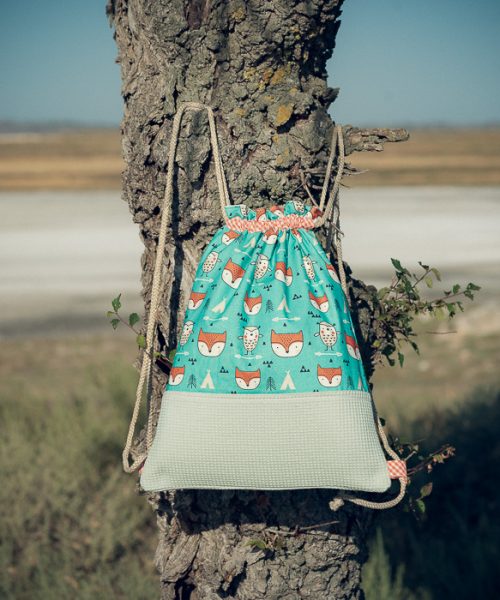 Mochila infantil grande de tela con estampado de zorritos del bosque hecha a mano.