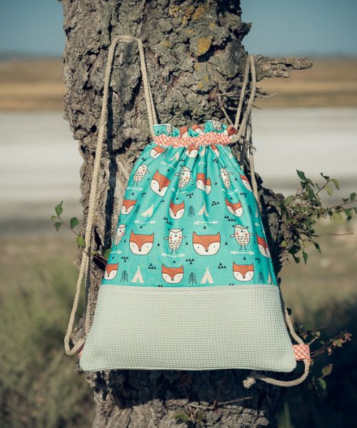 Mochila infantil grande de tela con estampado de zorritos del bosque hecha a mano.