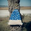 Mochila infantil grande de tela con estampado de balones de fútbol hecha a mano.