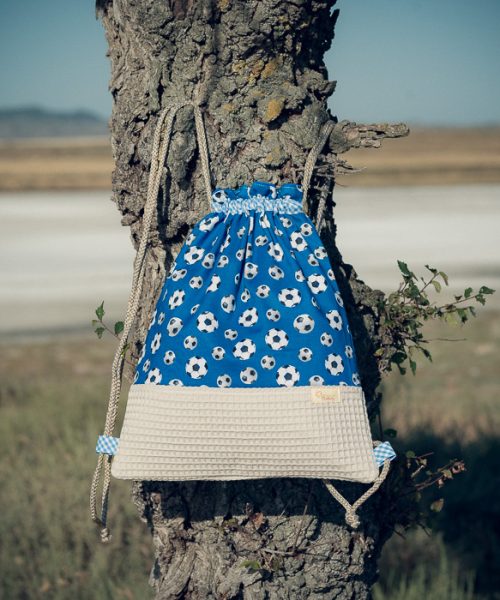 Mochila infantil grande de tela con estampado de balones de fútbol hecha a mano.