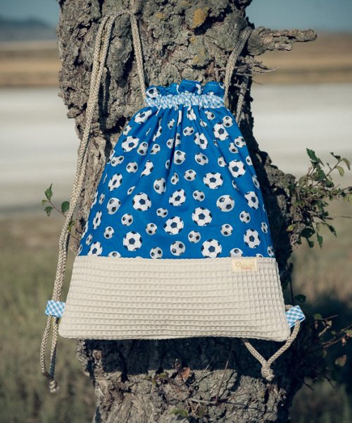 Mochila infantil grande de tela con estampado de balones de fútbol hecha a mano.