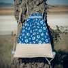 Mochila infantil grande de tela con estampado de balones de fútbol hecha a mano.