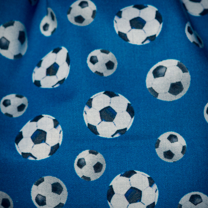 Mochila infantil grande de tela con estampado de balones de fútbol hecha a mano.