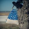 Mochila infantil grande de tela con estampado de balones de fútbol hecha a mano.