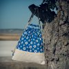 Mochila infantil grande de tela con estampado de balones de fútbol hecha a mano.