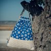 Mochila infantil grande de tela con estampado de balones de fútbol hecha a mano.