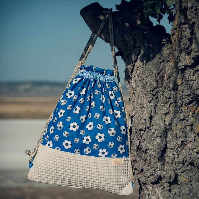 Mochila infantil grande de tela con estampado de balones de fútbol hecha a mano.