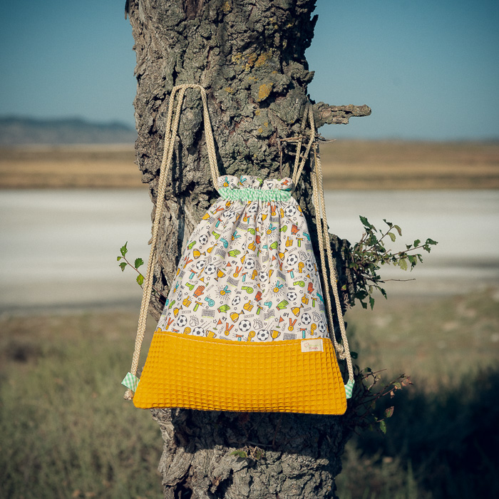Mochila infantil grande de tela con estampado de fútbol y deporte hecha a mano.