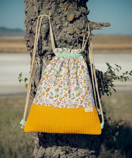 Mochila infantil grande de tela con estampado de fútbol y deporte hecha a mano.