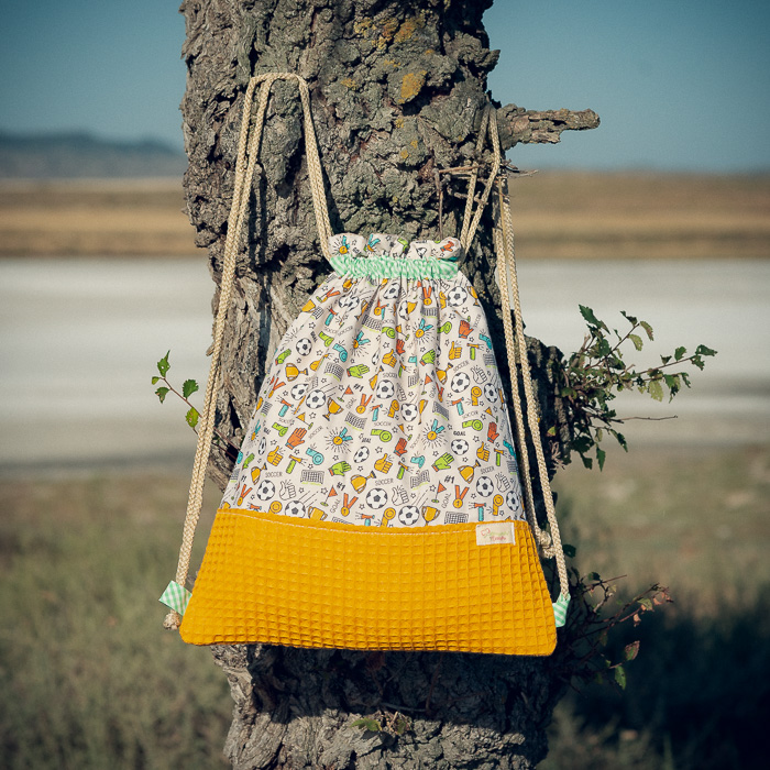 Mochila infantil grande de tela con estampado de fútbol y deporte hecha a mano.