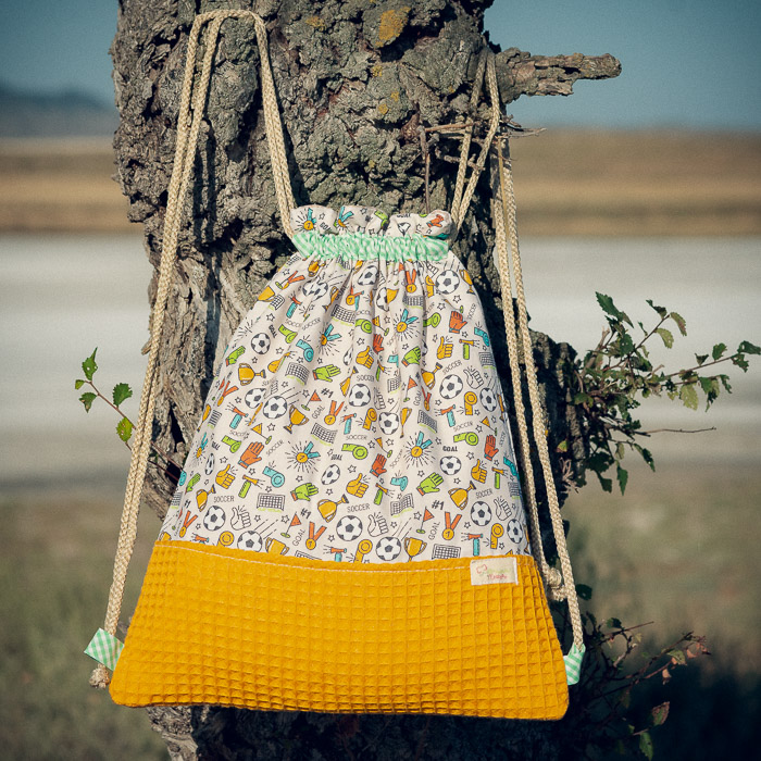 Mochila infantil grande de tela con estampado de fútbol y deporte hecha a mano.