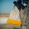 Mochila infantil grande de tela con estampado de fútbol y deporte hecha a mano.