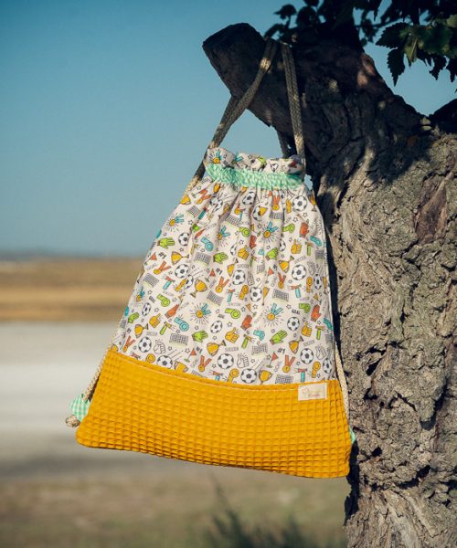 Mochila infantil grande de tela con estampado de fútbol y deporte hecha a mano.