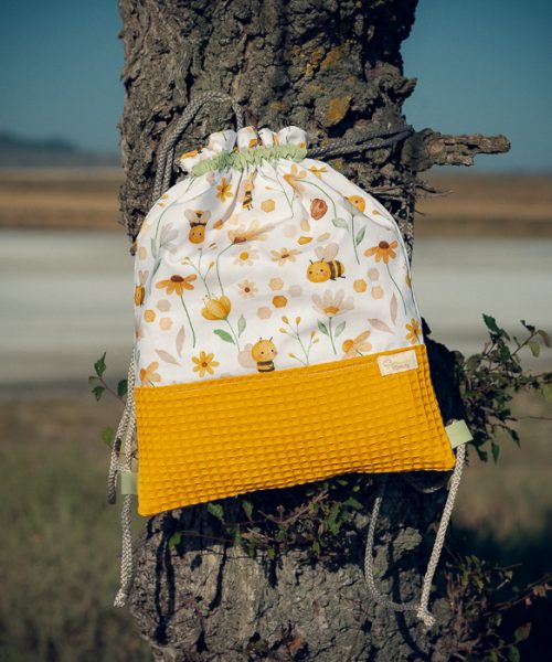 Mochila infantil grande de tela con estampado de abejitas y flores hecha a mano.