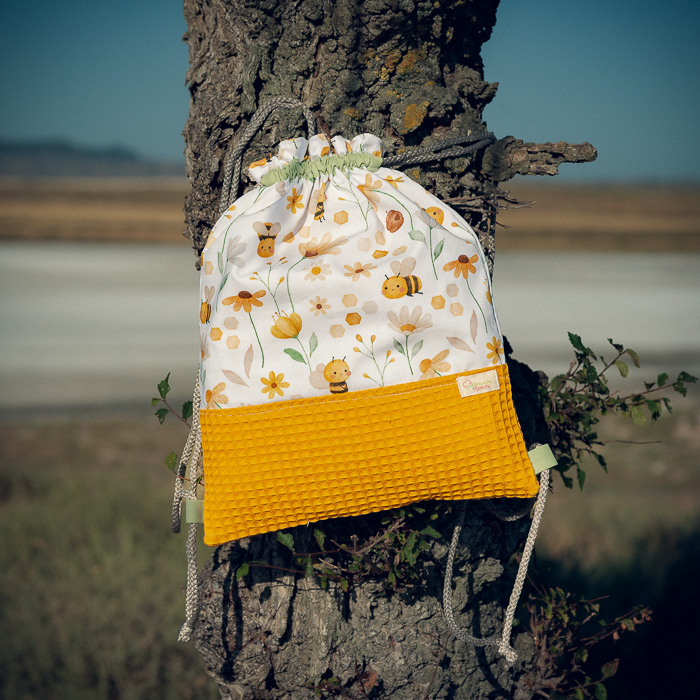 Mochila infantil grande de tela con estampado de abejitas y flores hecha a mano.