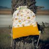 Mochila infantil grande de tela con estampado de abejitas y flores hecha a mano.