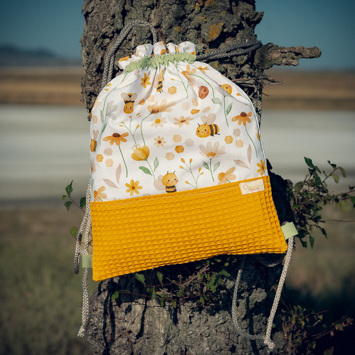 Mochila infantil grande de tela con estampado de abejitas y flores hecha a mano.