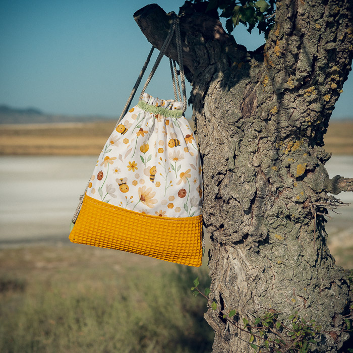 Mochila infantil grande de tela con estampado de abejitas y flores hecha a mano.