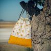 Mochila infantil grande de tela con estampado de abejitas y flores hecha a mano.