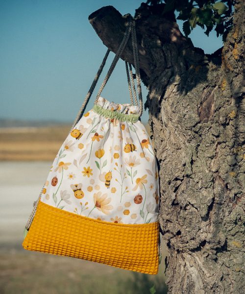 Mochila infantil grande de tela con estampado de abejitas y flores hecha a mano.