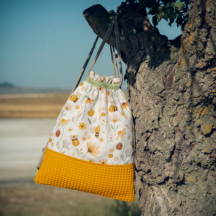 Mochila infantil grande de tela con estampado de abejitas y flores hecha a mano.