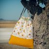 Mochila infantil grande de tela con estampado de abejitas y flores hecha a mano.