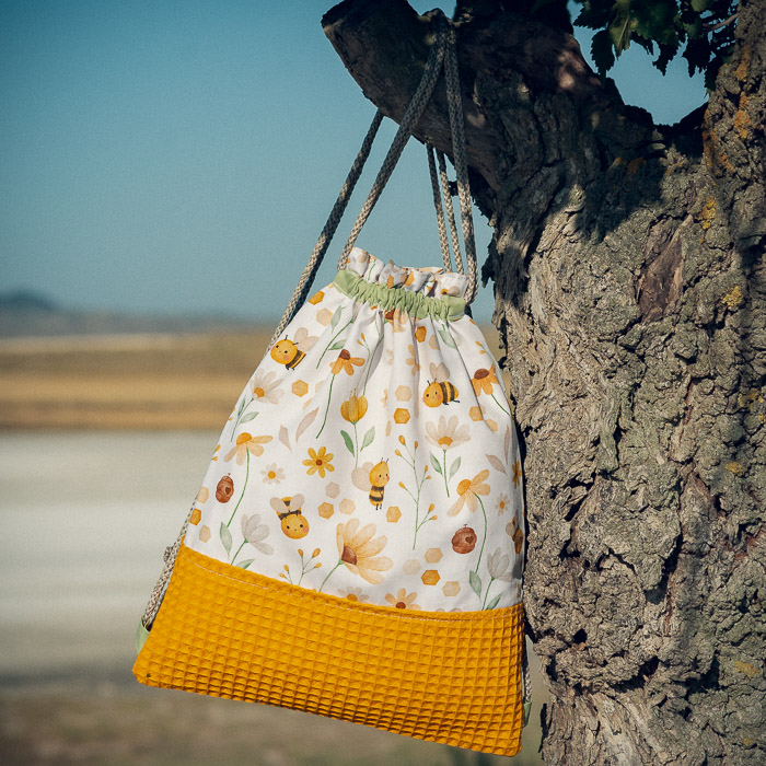Mochila infantil grande de tela con estampado de abejitas y flores hecha a mano.