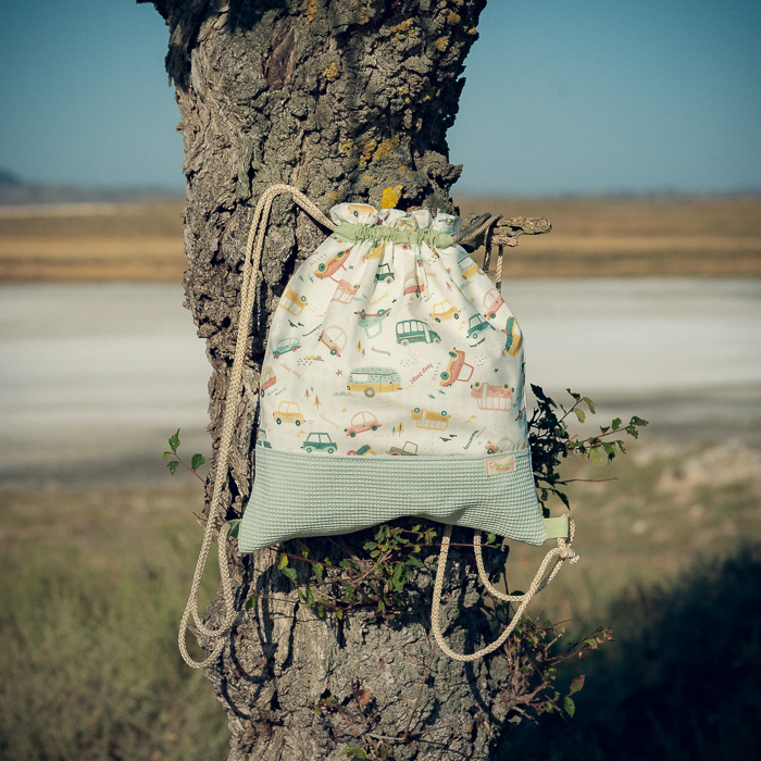 Mochila infantil grande de tela con estampado de coches y vehículos hecha a mano.