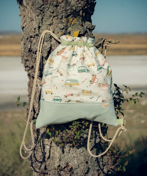 Mochila infantil grande de tela con estampado de coches y vehículos hecha a mano.
