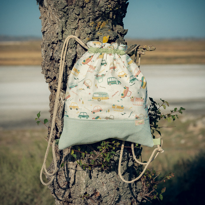 Mochila infantil grande de tela con estampado de coches y vehículos hecha a mano.