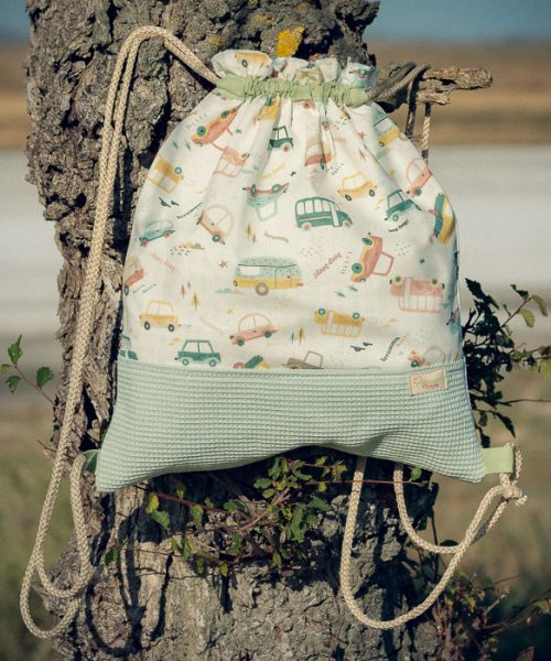 Mochila infantil grande de tela con estampado de coches y vehículos hecha a mano.