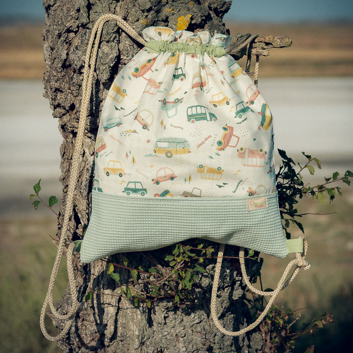 Mochila infantil grande de tela con estampado de coches y vehículos hecha a mano.