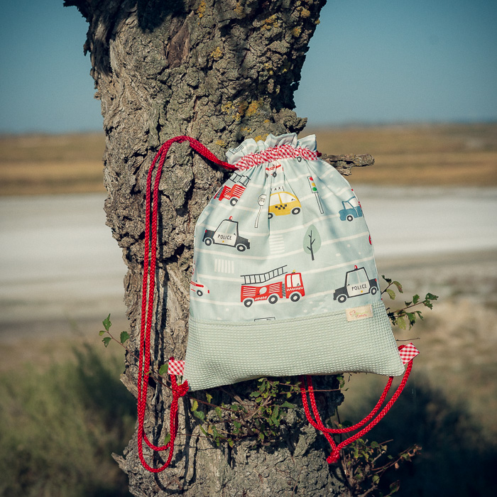 Mochila infantil grande de tela con estampado de vehículos de emergencia hecha a mano.