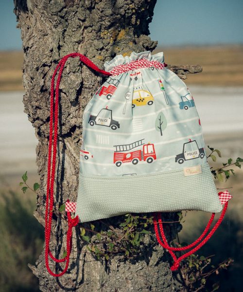 Mochila infantil grande de tela con estampado de vehículos de emergencia hecha a mano.