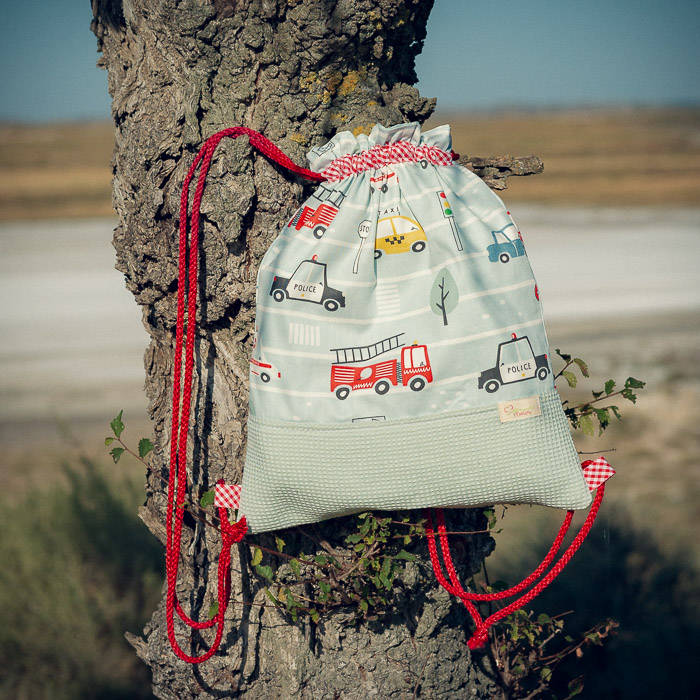 Mochila infantil grande de tela con estampado de vehículos de emergencia hecha a mano.
