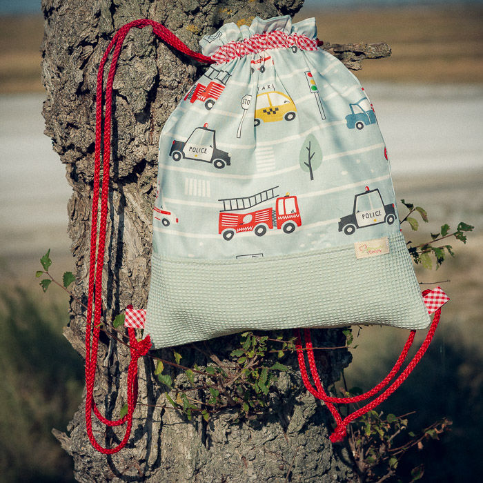 Mochila infantil grande de tela con estampado de vehículos de emergencia hecha a mano.
