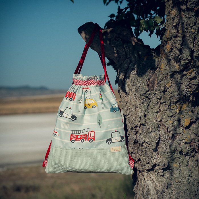 Mochila infantil grande de tela con estampado de vehículos de emergencia hecha a mano.