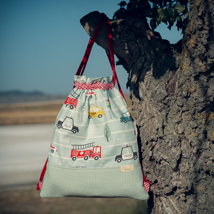 Mochila infantil grande de tela con estampado de vehículos de emergencia hecha a mano.