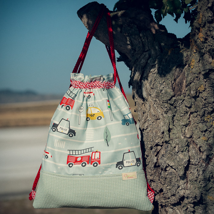 Mochila infantil grande de tela con estampado de vehículos de emergencia hecha a mano.